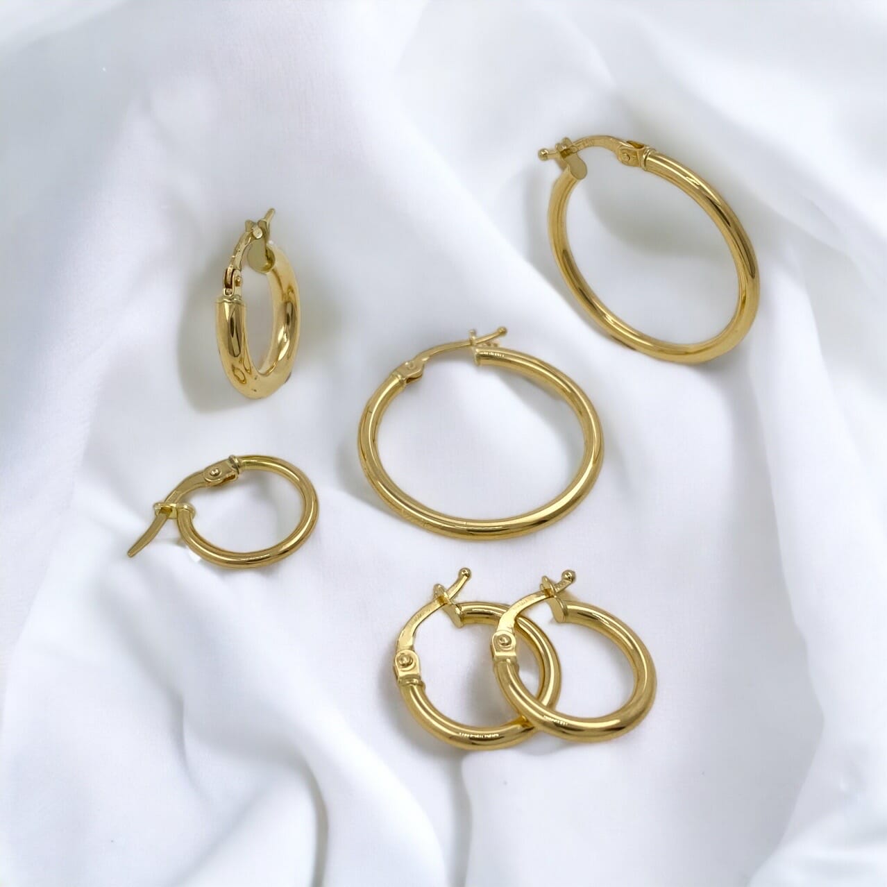 pendientes de aros de oro con tela blanca