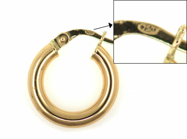 contraste del oro en un pendiente 18kt