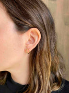 modelo con pendientes de aro finos 10mm x 1.5mm