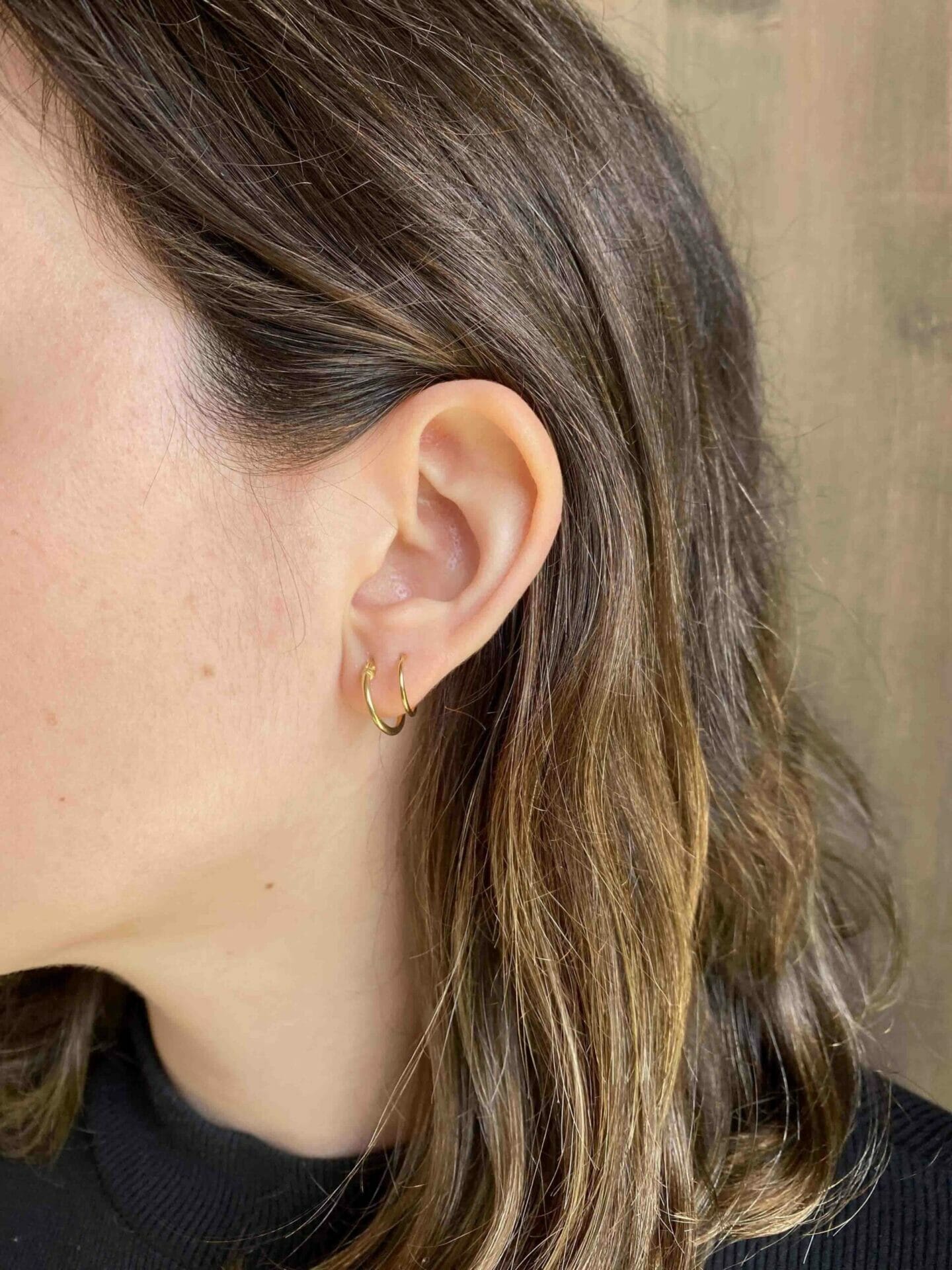 modelo con pendientes de aro finos 10mm x 1.5mm