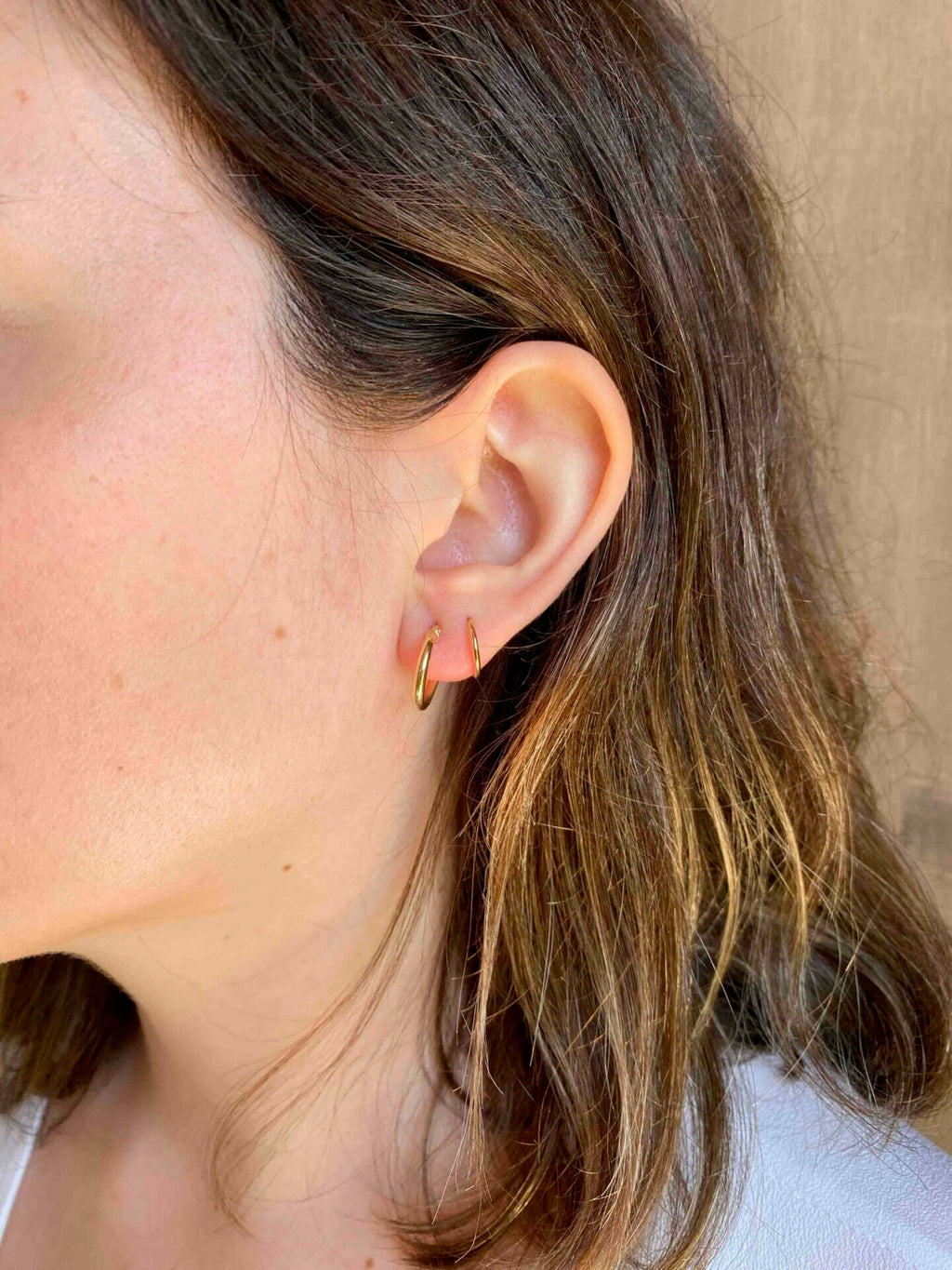 modelo con pendientes aros clasicos de 10mm x 2mm