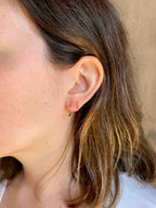 modelo con pendientes aros clasicos de 10mm x 2mm