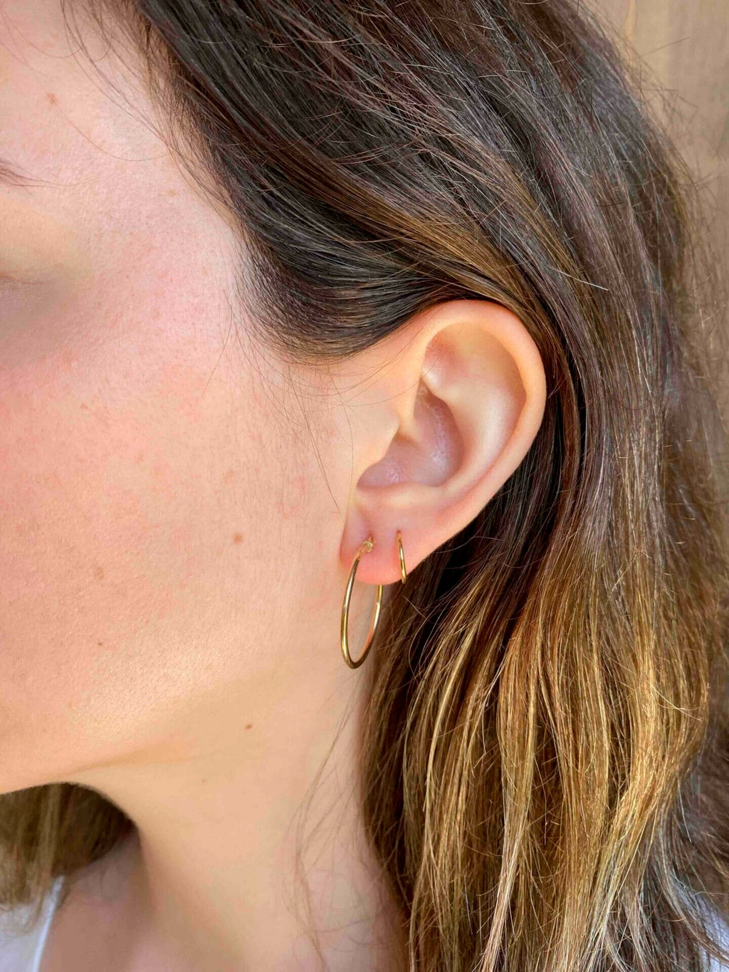 modelo con pendientes aros finos de 20mm x 1.5mm