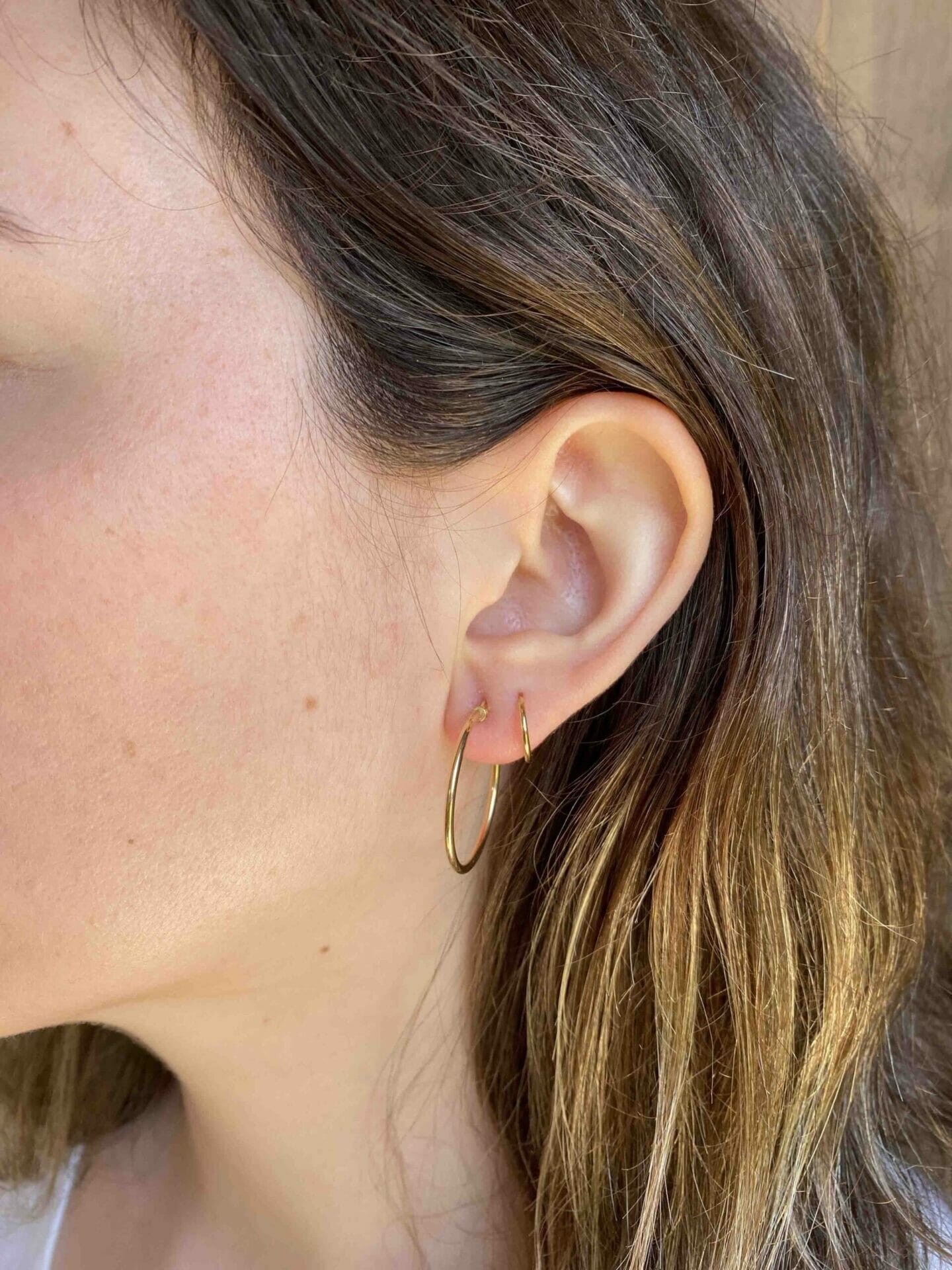 modelo con pendientes aros finos de 20mm x 1.5mm