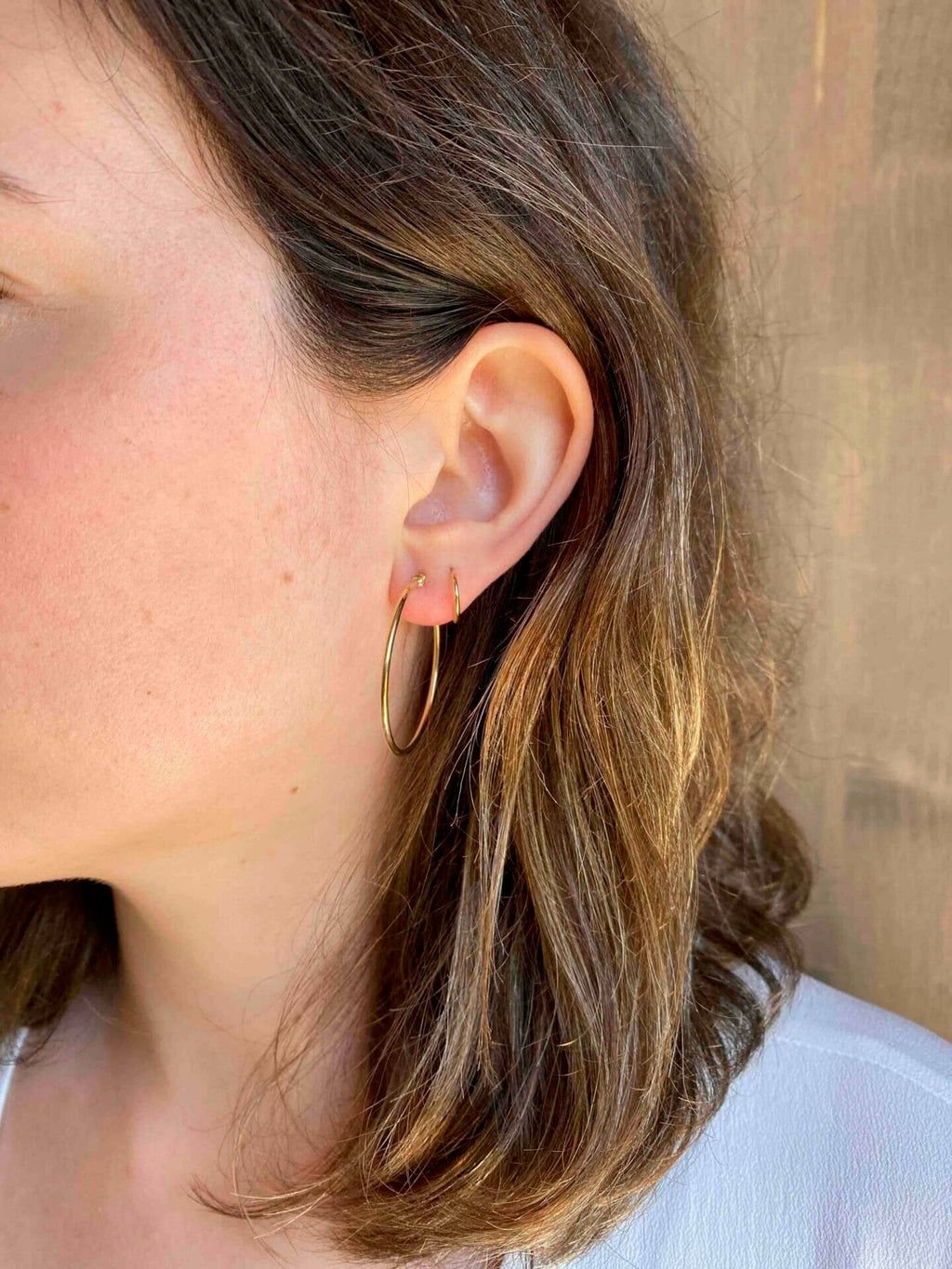 modelo con pendientes aros finos de 25mm x 1.5mm