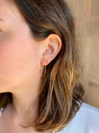 modelo con pendientes aros finos de 25mm x 1.5mm