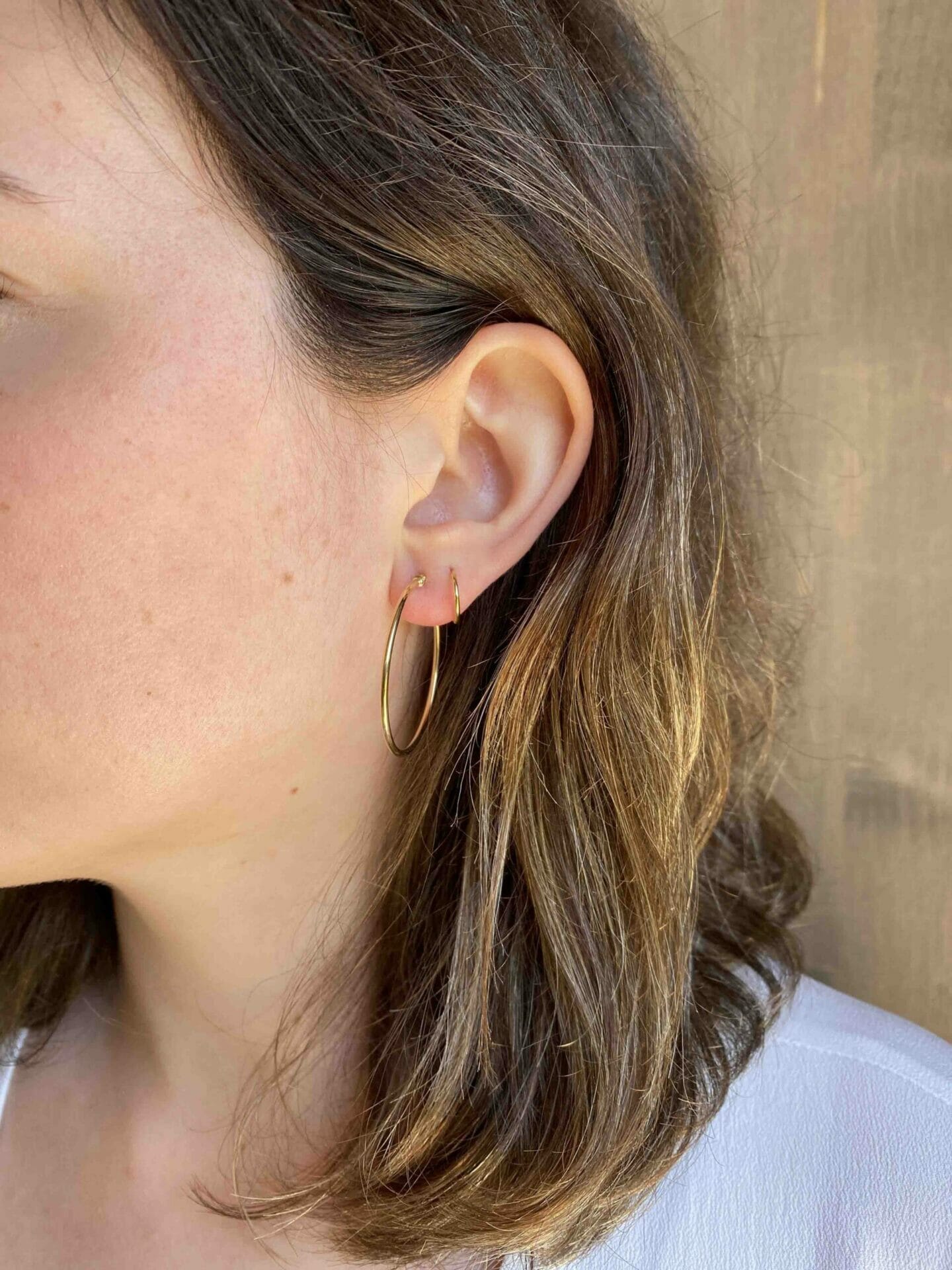 modelo con pendientes aros finos de 25mm x 1.5mm