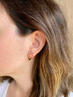 modelo con pendientes de aros planos de 10mm de diametro