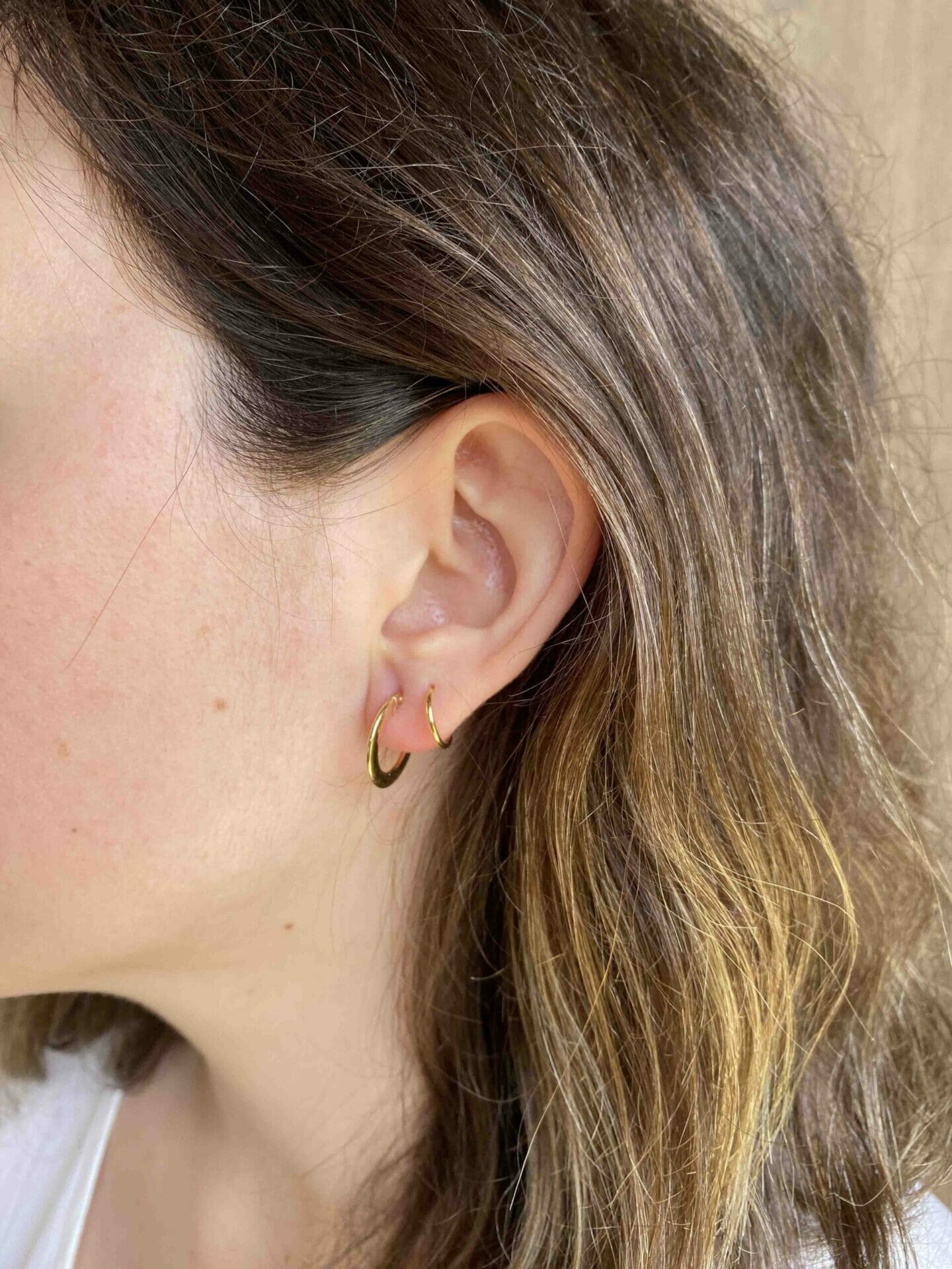 modelo con pendientes de aros planos de 10mm de diametro