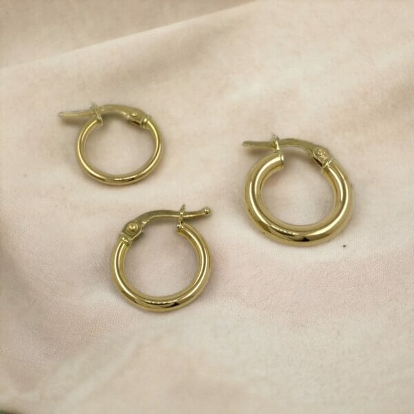 pendientes de aros de oro con tela beige