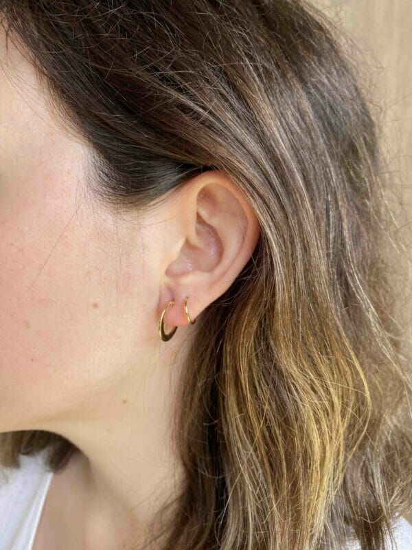 pendientes de oro para niña o mujer pequeños 10mm de diametro y son planos